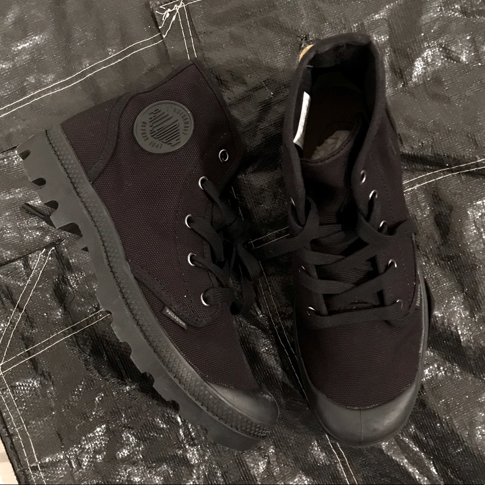 NEW IN BOX Palladium Pampa Hi black canvas boots